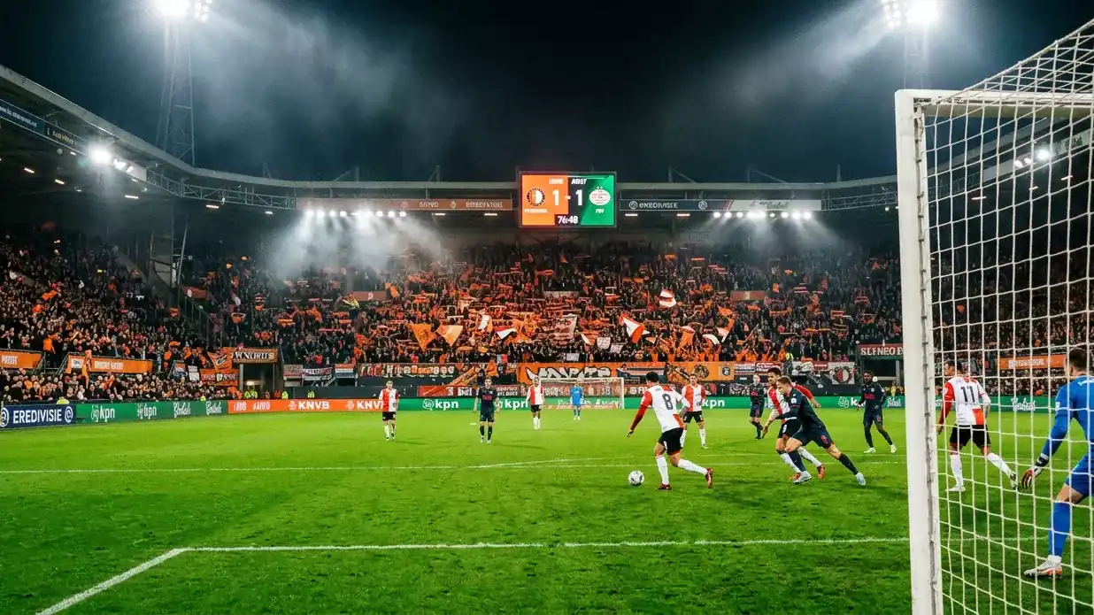 Eredivisie stadion met scorebord en wedstrijdoverzicht